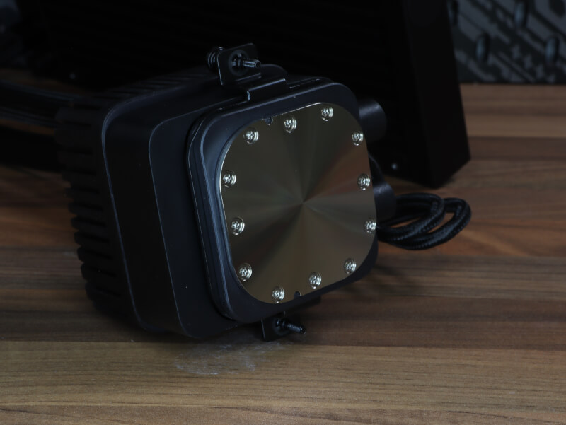 be-quiet-light-loop-io-lcd-240-rgb-belysning.JPG